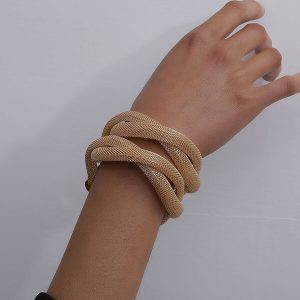 Hollowed-out interlocking bracelet