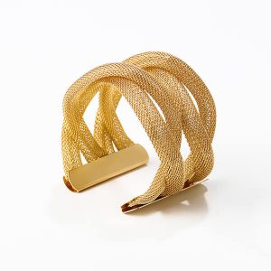 Hollowed-out interlocking bracelet