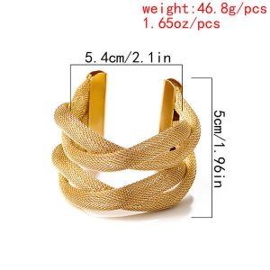 Hollowed-out interlocking bracelet