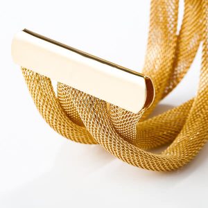 Hollowed-out interlocking bracelet