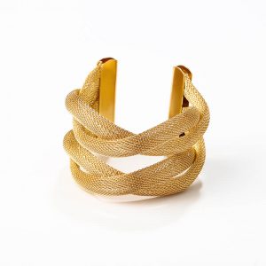 Hollowed-out interlocking bracelet