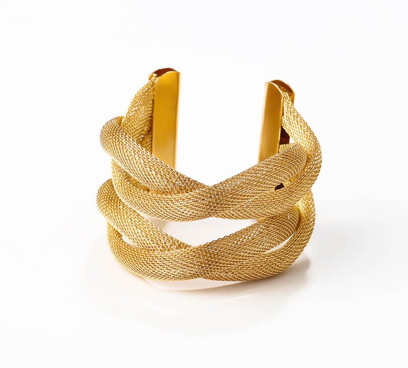 Hollowed-out interlocking bracelet