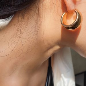 Light and simple water droplet earrings