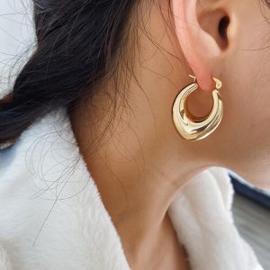 Light and simple water droplet earrings