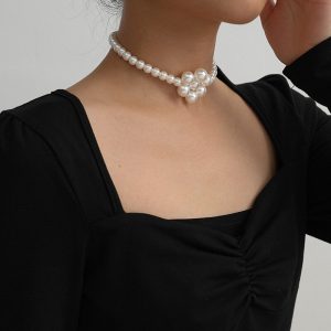 Flower imitation pearl necklace