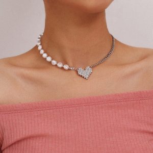 Micro set heart asymmetric necklace