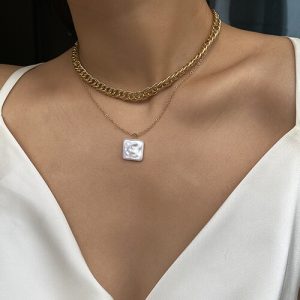 Square pendant clavicle chain