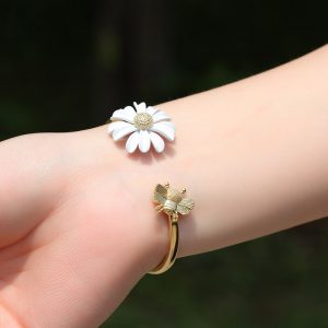 Daisy bee opening design bracelet