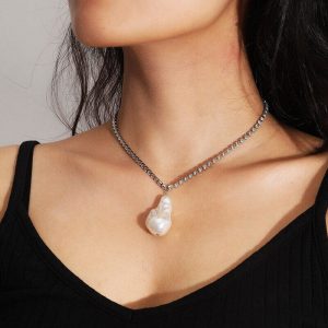 Baroque pearl pendant necklace