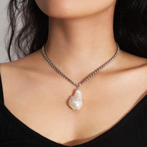 Baroque pearl pendant necklace