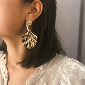 Leaf stud earrings