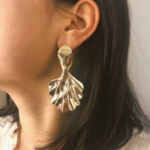 Leaf stud earrings