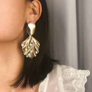 Leaf stud earrings