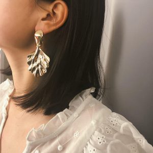 Leaf stud earrings