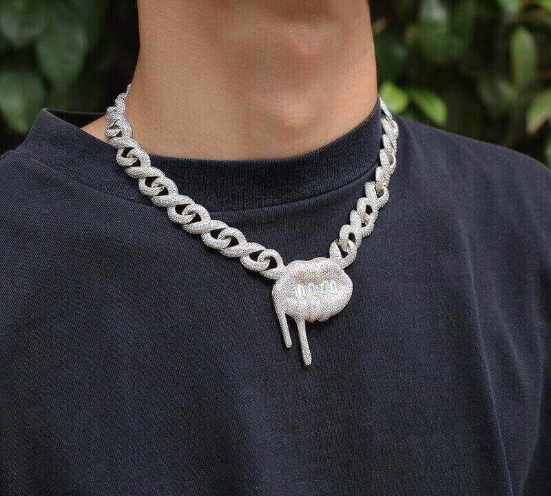 Lip pendant necklace